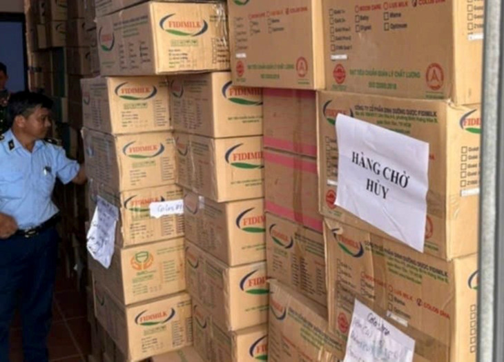 Gần 12.000 lon sữa bột được đóng trong 963 thùng giấy