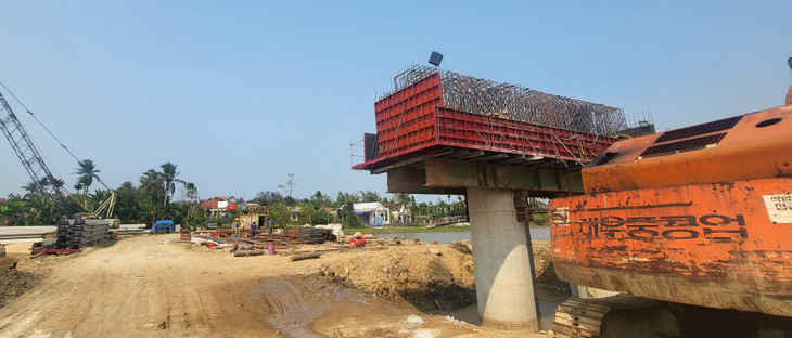 Được đánh giá là hạng mục thi công chậm so với các nhà thầu khác, cầu Châu Me Đông do nhà thầu Công ty CP Đầu tư và Phát triển hạ tầng 620 cũng đang nỗ lực để hoàn thành phần móng trụ, lao dầm trước tháng 9/2023 - thời điểm mùa mưa bão miền Trung bắt đầu