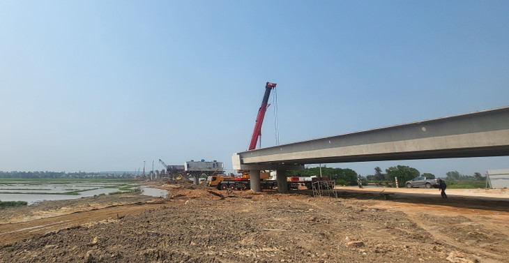 Tại Dự án Đầu tư đường ven biển Dung Quất - Sa Huỳnh giai đoạn IIb, cầu Quang Mỹ cũng đang được tập trung thi công ở nhiều mũi, việc thi công theo hình thức cuốn chiếu, đổ xong trụ đến đâu, gác dầm đến đó.