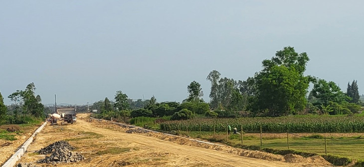 Cũng tại giai đoạn IIa, thành phần 1, trên những đoạn tuyến không bị vướng mặt bằng, các nhà thầu đã bắt đầu bó vỉa, thi công phần mặt đường