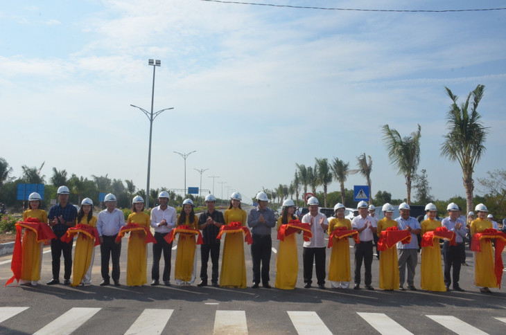 Nghi thức cắt băng thông tuyến hai chiều đoạn cuối cùng trên tuyến Võ Chí Công Nghi thức cắt băng thông tuyến hai chiều đoạn cuối cùng trên tuyến Võ Chí Công