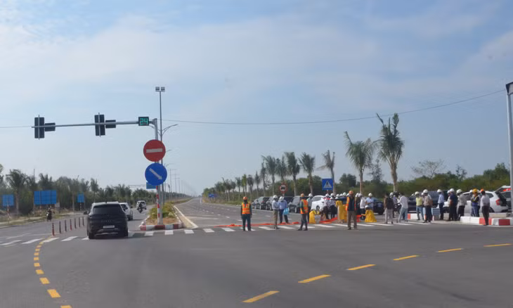 Trước khi thông xe hai chiều, các phương tiện lưu thông phải nhập làn ngược chiều