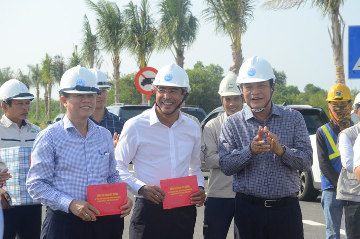 Ông Phan Việt Cường (bên phải) - Bí thư Tỉnh uỷ Quảng Nam chúc mừng đại diện Chủ đầu tư, địa phương đã nỗ lực, chủ động phối hợp triển khai các công việc đưa công trình vào phục vụ phát triển kinh tế - xã hội tỉnh Quảng Nam Ông Phan Việt Cường (bên phải) - Bí thư Tỉnh uỷ Quảng Nam chúc mừng đại diện Chủ đầu tư, địa phương đã nỗ lực, chủ động phối hợp triển khai các công việc đưa công trình vào phục vụ phát triển kinh tế - xã hội tỉnh Quảng Nam