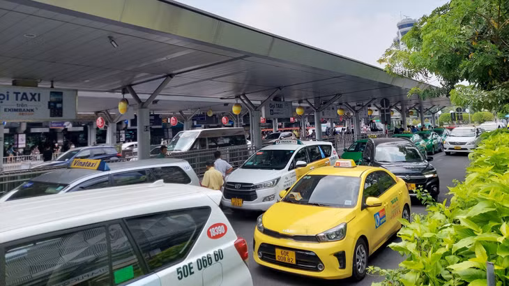 Cảng HKQT Tân Sơn Nhất yêu cầu 2 đơn vị có taxi gian lận cước phải có phương án khắc phục các vi phạm trong vòng 15 ngày