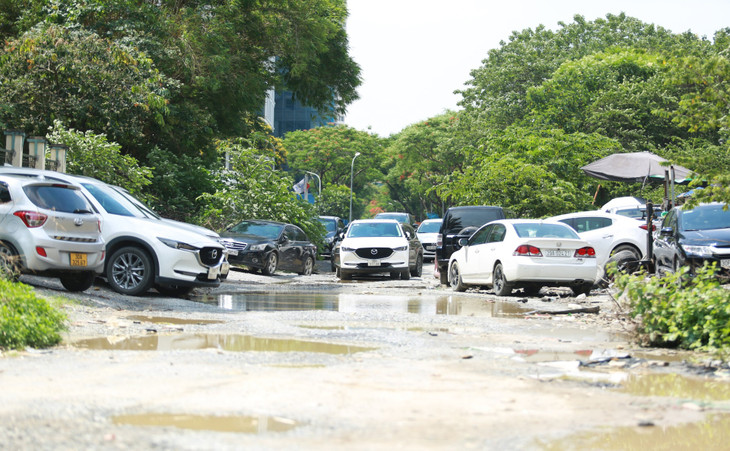 Con đường chưa hoàn thiện, lỗ chỗ ổ gà tại lối ra vào trụ sở Cục Đường bộ Việt Nam