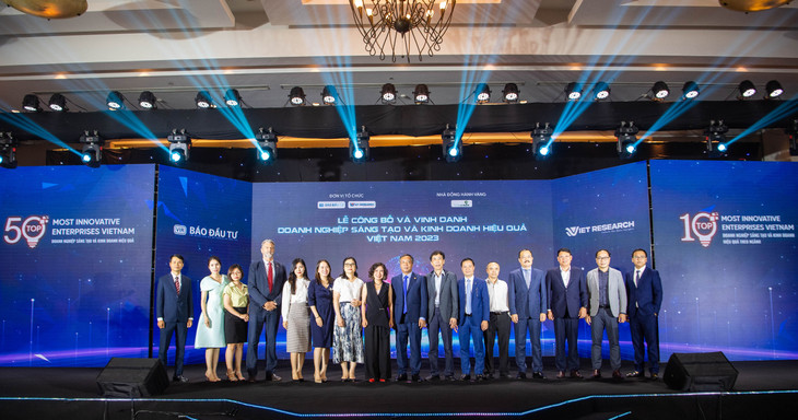 Các diễn giả, đại biểu và Ban Tổ chức chụp hình lưu niệm tại buổi lễ