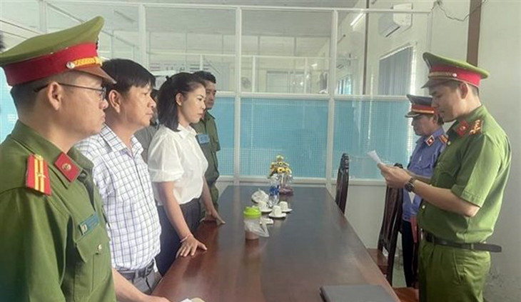 Cơ quan Cảnh sát điều tra Công an tỉnh Phú Yên thi hành lệnh bắt bị can để tạm giam đối với Ngô Thị Thu Hằng