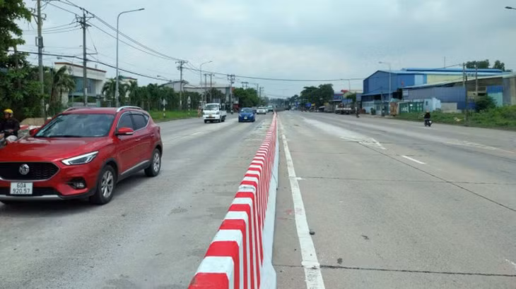 Trạm BOT Quốc lộ 1K ở cửa ngõ TP Biên Hòa (Đồng Nai) đã được hoàn trả mặt đường, lắp dải phân cách