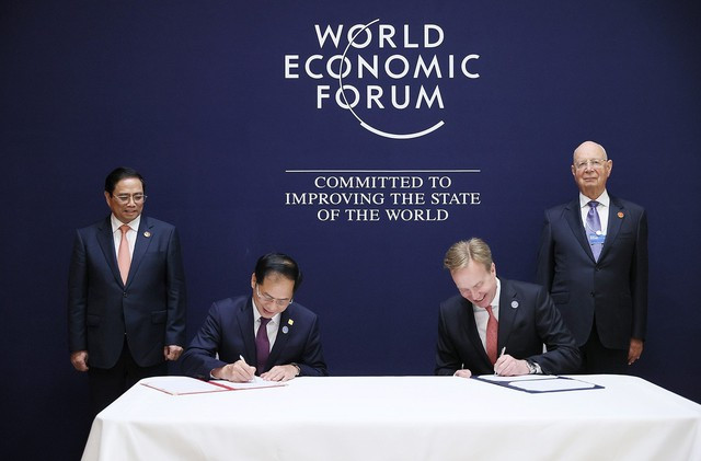 Bộ trưởng Bộ Ngoại giao Bùi Thanh Sơn và Giám đốc điều hành WEF Borge Brende ký kết Biên bản ghi nhớ hợp tác Việt Nam - WEF giai đoạn 2023 - 2026. Ảnh: VGP
