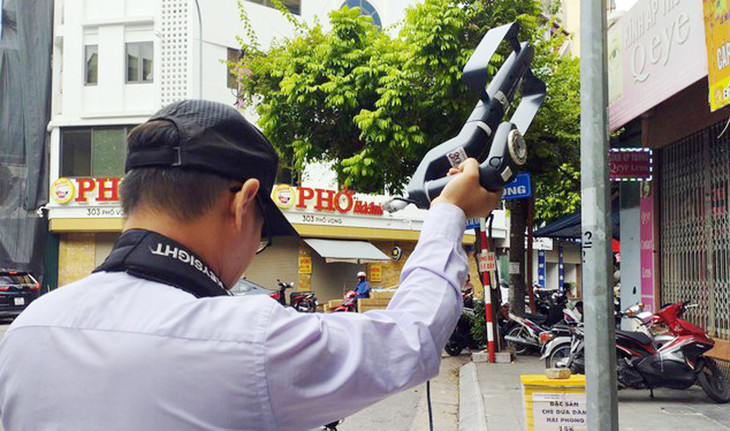 Các chuyên gia Cục Tần số vô tuyến điện truy tìm thiết bị gây nhiễu sóng