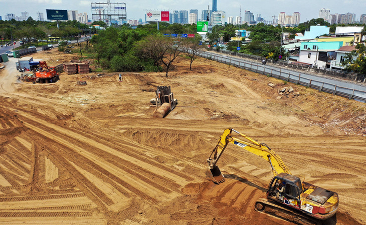 Công trường thi công dự án nút giao An Phú - một trong dự án được góp vốn từ nguồn thu phí cảng biển Công trường thi công dự án nút giao An Phú - một trong dự án được góp vốn từ nguồn thu phí cảng biển