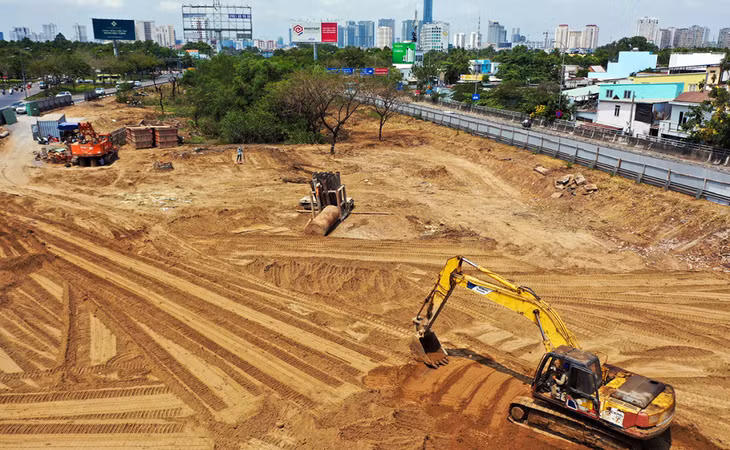 Công trường thi công dự án nút giao An Phú - một trong dự án được góp vốn từ nguồn thu phí cảng biển