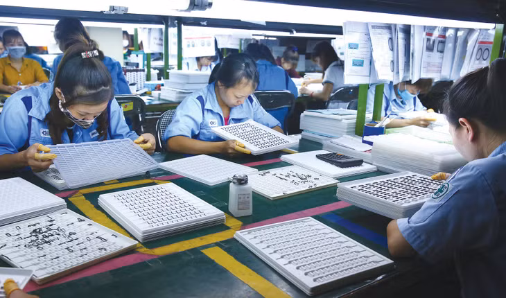 Sản xuất công nghiệp 6 tháng đầu năm 2023 đối mặt với nhiều khó khăn khi đơn hàng giảm, sức cầu yếu, chi phí đầu vào tăng cao Ảnh: Lê Tiên