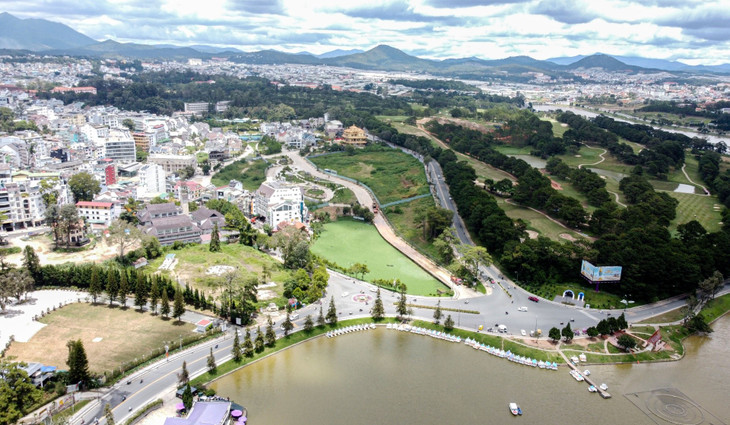 Khu đất doanh nghiệp đề xuất xây khách sạn nằm đối diện danh thắng hồ Xuân Hương.