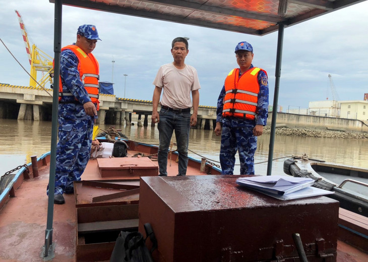 Tàu chở dầu không rõ nguồn gốc bị lực lượng Cảnh sát biển tạm giữ