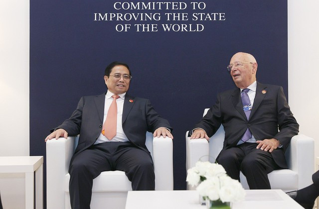 Thủ tướng Phạm Minh Chính và Giáo sư Klaus Schwab, nhà sáng lập kiêm Chủ tịch điều hành WEF. Ảnh: VGP