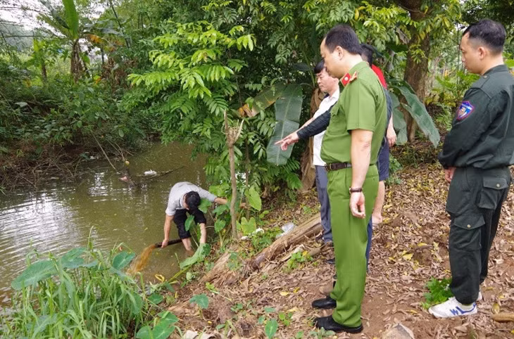 Công an tỉnh Hà Nam bắt quả tang Công ty TNHH dệt may Vũ Băng xả nước thải không qua xử lý ra sông Châu Giang
