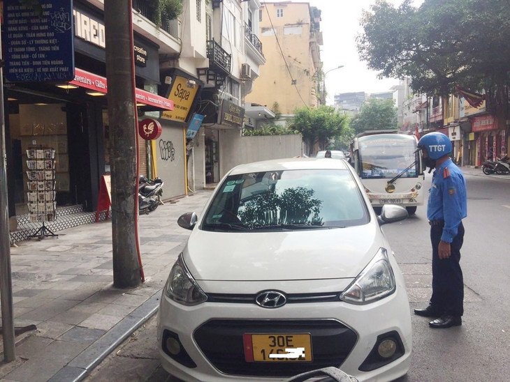 Thanh tra Sở GTVT Hà Nội kiểm tra hoạt động taxi trên địa bàn thành phố. Thanh tra Sở GTVT Hà Nội kiểm tra hoạt động taxi trên địa bàn thành phố.