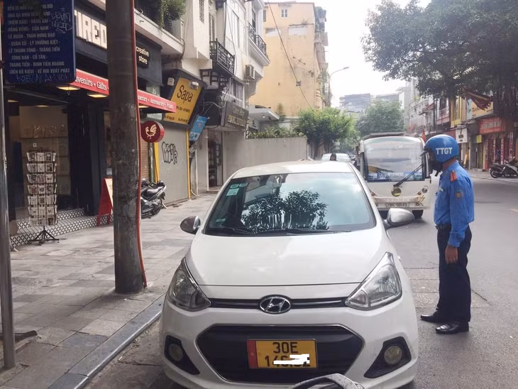 Thanh tra Sở GTVT Hà Nội kiểm tra hoạt động taxi trên địa bàn thành phố.