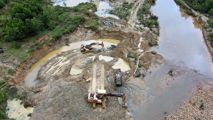 Những người khai thác vàng trái phép dùng máy múc đào bới bờ sông Pà Nan, xã Tư, huyện Đông Giang