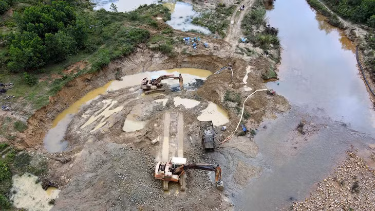 Những người khai thác vàng trái phép dùng máy múc đào bới bờ sông Pà Nan, xã Tư, huyện Đông Giang