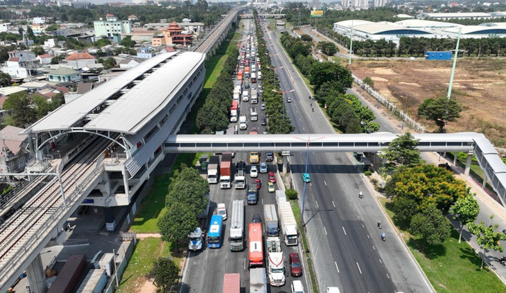 Cầu đi bộ qua ga Khu Công nghệ cao