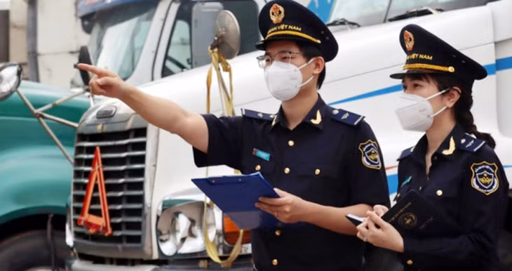 Các cán bộ ngành Hải quan đang làm thủ tục xuất nhập khẩu cho doanh nghiệp