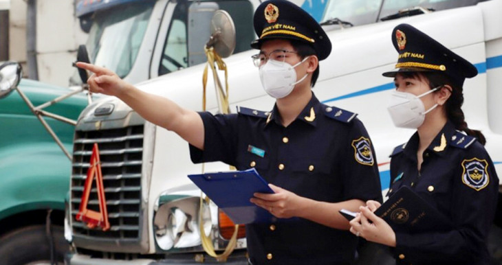 Các cán bộ ngành Hải quan đang làm thủ tục xuất nhập khẩu cho doanh nghiệp