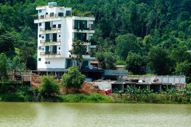 Công trình tại hồ Đồng Đò, Sóc Sơn, Hà Nội có một số hạng mục vi phạm đất rừng phòng hộ nhưng khó xử lý do quy định hiện không cho phép cắt điện, nước Công trình tại hồ Đồng Đò, Sóc Sơn, Hà Nội có một số hạng mục vi phạm đất rừng phòng hộ nhưng khó xử lý do quy định hiện không cho phép cắt điện, nước