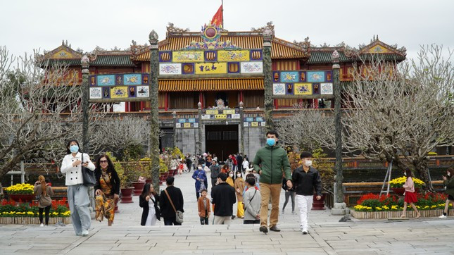 Du khách tham quan Đại nội Huế