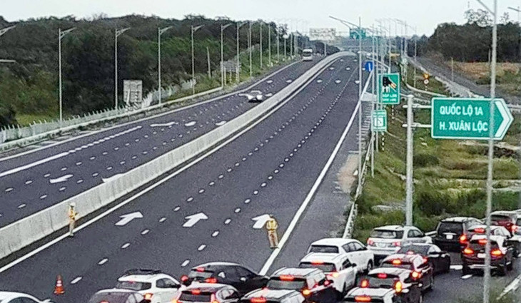 Do kẹt xe tại trạm thu phí trên cao tốc cách khoảng 60km, nên CSGT phải điều tiết phân luồng giao thông từ xa trên cao tốc Phan Thiết - Dầu Giây ra hướng Quốc lộ 1 đoạn qua huyện Xuân Lộc, Đồng Nai