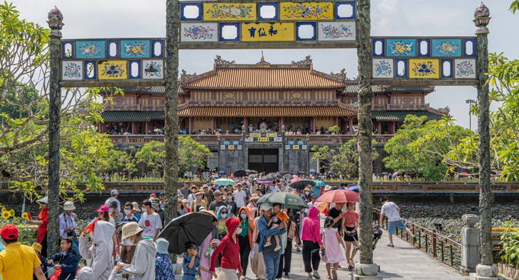 Khách tham quan Đại Nội Huế