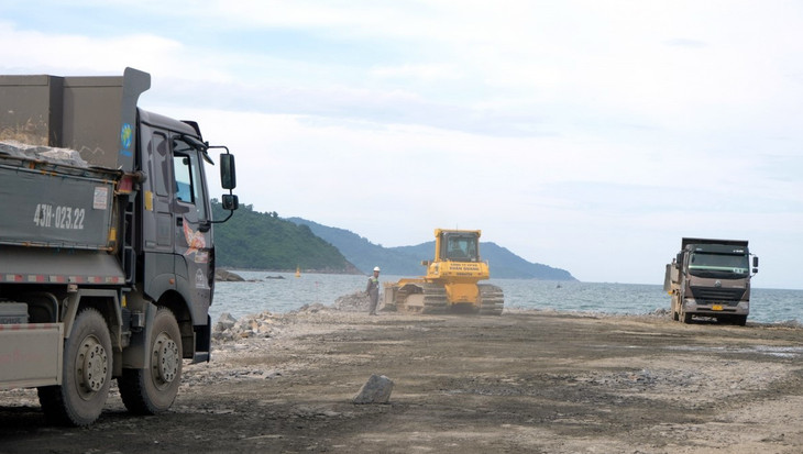 Trên công trường Dự án đê kè chắn sóng cảng Liên Chiểu