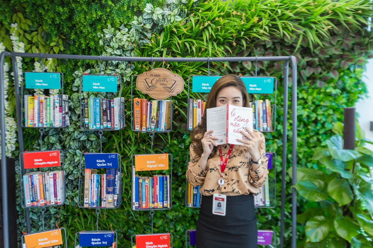 Phong trào tặng sách và đọc sách lan tỏa tinh thần học tập, chia sẻ ở TNG Holdings Vietnam.