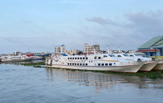 Tàu neo đậu tại bến tàu Rạch Giá Tàu neo đậu tại bến tàu Rạch Giá