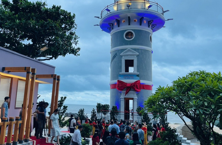 Du khách thích thú tham quan Tháp vọng thiên, điểm du lịch mới khai thác ở huyện Đất Đỏ