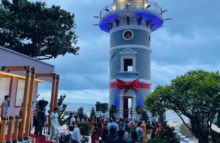 Du khách thích thú tham quan Tháp vọng thiên, điểm du lịch mới khai thác ở huyện Đất Đỏ