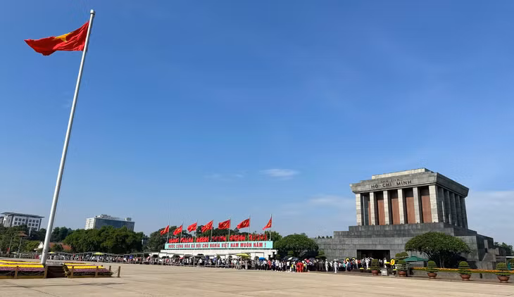 Trong ngày Quốc khánh 2/9, có 32.768 lượt người vào Lăng viếng Bác, trong đó có 635 lượt khách nước ngoài