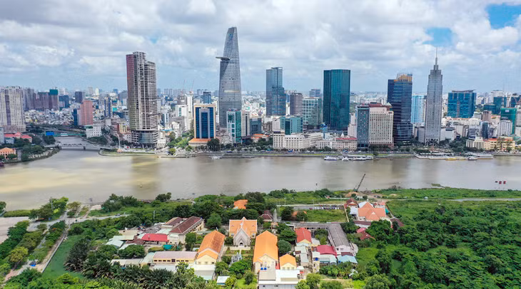 Ven sông Sài Gòn phía Khu đô thị Thủ Thiêm, phía đối diện là bến Bạch Đằng, Quận 1 Ven sông Sài Gòn phía Khu đô thị Thủ Thiêm, phía đối diện là bến Bạch Đằng, Quận 1