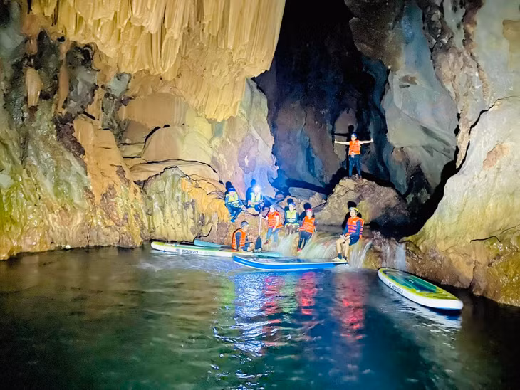 Trong hang động có nước trong xanh, chèo thuyền được