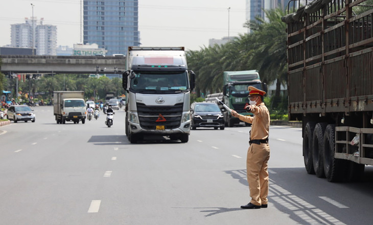 Đội CSGT đường bộ số 6 (Phòng CSGT Công an TP. Hà Nội) kiểm soát phương tiện