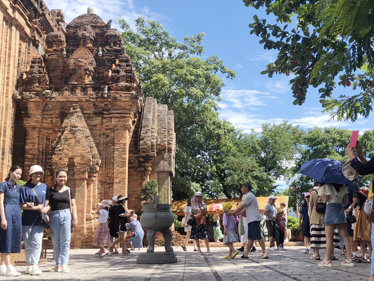 Kỳ nghỉ lễ 2/9, khu di tích Tháp Bà Ponagar đón lượng khách tham quan đông trong 3 ngày đầu