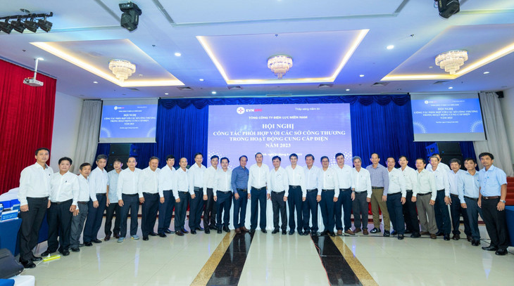 Lãnh đạo EVNSPC và Lãnh đạo các Sở Công Thương chụp ảnh lưu niệm tại hội nghị