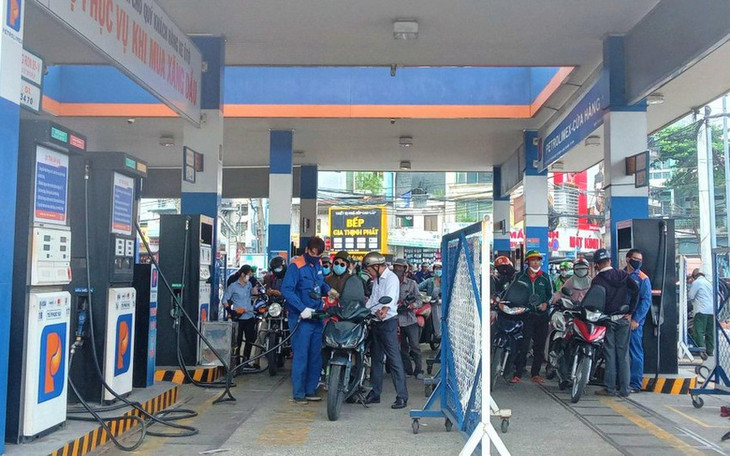 Bộ Công Thương chủ trì, phối hợp với Bộ Tài chính và các cơ quan liên quan theo dõi sát diễn biến thị trường xăng dầu thế giới và tình hình sản xuất, kinh doanh xăng dầu trong nước để điều hành giá Bộ Công Thương chủ trì, phối hợp với Bộ Tài chính và các cơ quan liên quan theo dõi sát diễn biến thị trường xăng dầu thế giới và tình hình sản xuất, kinh doanh xăng dầu trong nước để điều hành giá