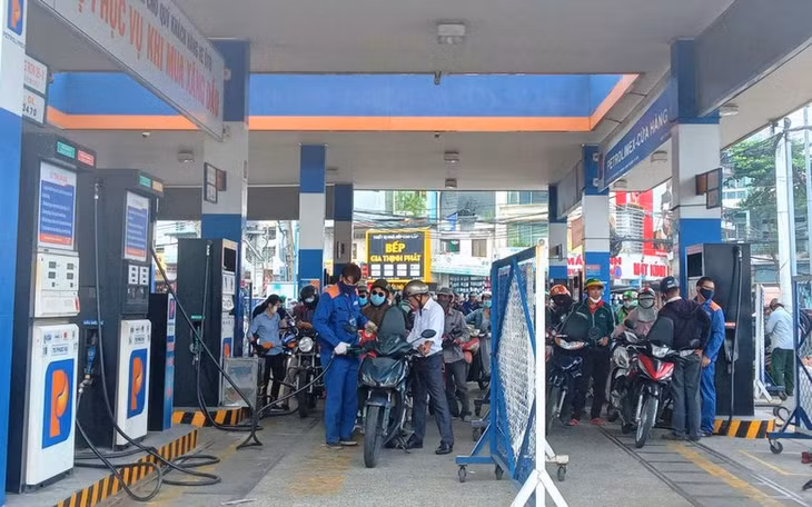 Bộ Công Thương chủ trì, phối hợp với Bộ Tài chính và các cơ quan liên quan theo dõi sát diễn biến thị trường xăng dầu thế giới và tình hình sản xuất, kinh doanh xăng dầu trong nước để điều hành giá