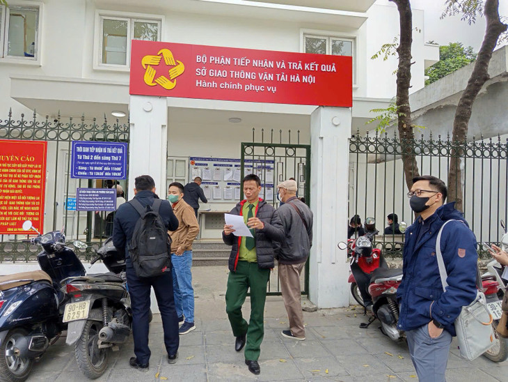 Sở GTVT Hà Nội tạm dừng cấp đổi GPLX từ trưa 31/12. Ảnh minh họa Sở GTVT Hà Nội tạm dừng cấp đổi GPLX từ trưa 31/12. Ảnh minh họa