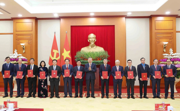 Tổng Bí thư Tô Lâm trao quyết định của Bộ Chính trị cho đại diện 13 cơ quan
