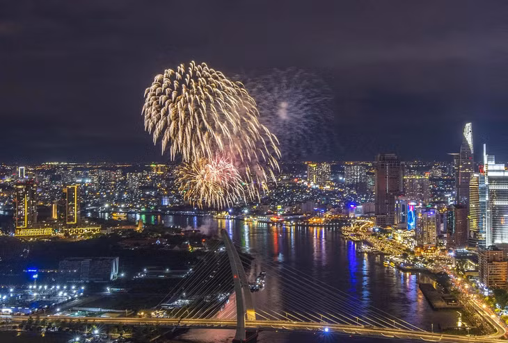 Chào mừng kỷ niệm 47 năm ngày giải phóng miền Nam, thống nhất đất nước (30/4/1975 - 30/4/2022), TP.HCM tổ chức bắn pháo hoa nghệ thuật