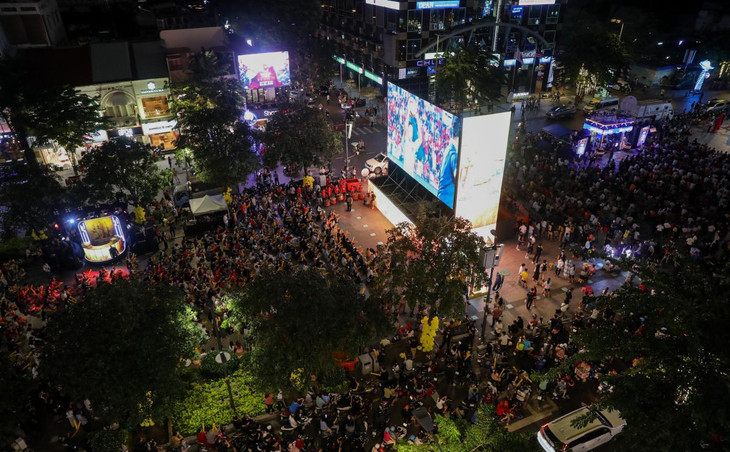 Hàng nghìn người hâm mộ trên phố đi bộ Nguyễn Huệ (Quận 1) vỡ òa khi đội U23 Việt Nam thắng Indonesia 3 - 0 ở trận ra quân SEA Games 31 tối 6/5 Hàng nghìn người hâm mộ trên phố đi bộ Nguyễn Huệ (Quận 1) vỡ òa khi đội U23 Việt Nam thắng Indonesia 3 - 0 ở trận ra quân SEA Games 31 tối 6/5