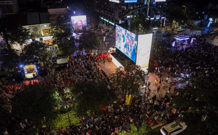 Hàng nghìn người hâm mộ trên phố đi bộ Nguyễn Huệ (Quận 1) vỡ òa khi đội U23 Việt Nam thắng Indonesia 3 - 0 ở trận ra quân SEA Games 31 tối 6/5